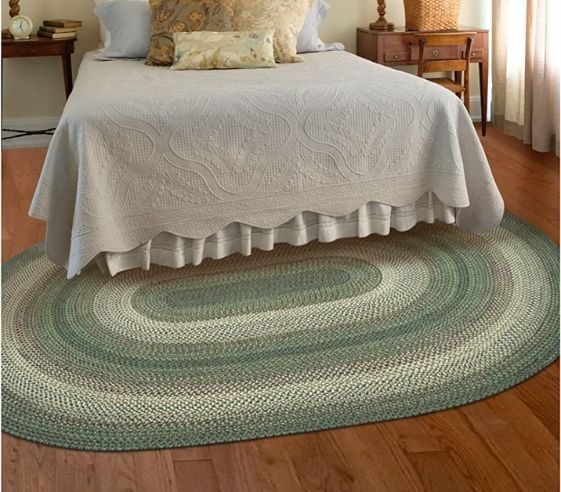Stylish braided rug for your bedroom 